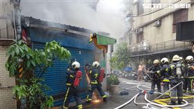 北市南京東路4段巷內公寓1樓民宅竄出火苗，屋內火災警報器鈴聲大作，警消獲報後前來灌救，火勢在30分鐘內獲得撲滅（翻攝畫面）