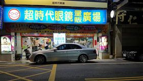陳妍希,狠瞪,隱形眼鏡,廣告,車窗,轎車,偷拍,藝人,偶像　圖／翻攝自爆料公社　https://goo.gl/phFCiZ