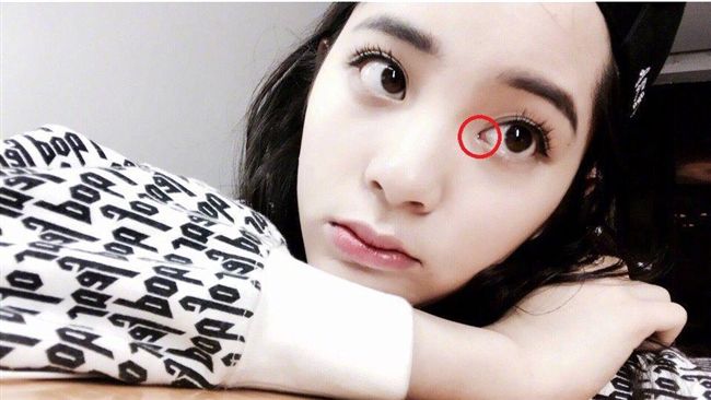 歐陽娜娜曬美照　網友卻發現有眼屎…