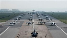 日本沖繩縣美軍嘉手納基地（Kadena Air Force Base）F-15鷹式戰機列隊照片／古德芬（David Goldfein）Twitter