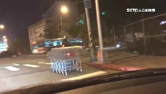 回收流浪推車　單手騎車險象環生