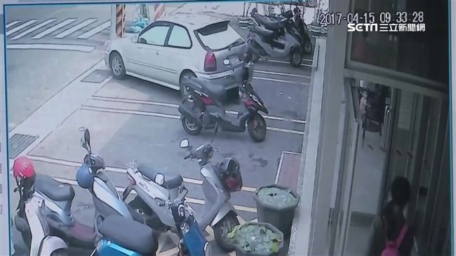 女搶車位踩油門太猛　撞死喝咖啡女客