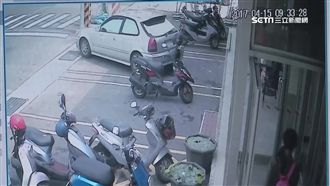 女搶車位踩油門太猛　撞死喝咖啡女客