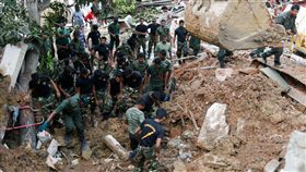 斯國垃圾廠失火崩塌 軍方徒手開挖救人_路透社／達志影像