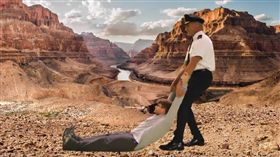 脫口秀聯航推出《聯合拖線》，只要APP訂票後，機長會一路將乘客拖行到目的地。（圖／翻攝自CONAN康納秀影音）