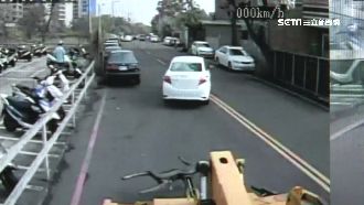 轎車違停遭拖吊　車主強開掙脫慘爆胎