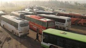 自殺汽車炸彈15日攻擊從被圍困的敘利亞政府軍掌控兩城鎮撤離居民的巴士車隊 圖／翻攝自《人權瞭望台組織》
