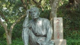 烏山頭水庫日本技師八田與一塑像(維基百科 https://zh.wikipedia.org/wiki/%E5%85%AB%E7%94%B0%E8%88%87%E4%B8%80#/media/File:Yoichi_Hatta%27s_statue_and_tomb-P1010493.JPG)