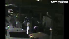 4人將黃男團團圍住，並持安全帽痛毆黃男。（圖／翻攝畫面）