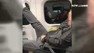 男穿襪踩高鐵座椅　狂伸展「螳螂腿」