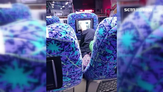 客運地雷盤點！腳觸螢幕、窗簾擤鼻涕