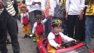 北港媽祖遶境　2歲奶嘴娃當前導