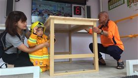 超萌小小消防員體驗地震車。（圖／翻攝畫面）