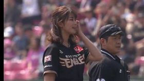 稻村亞美開球。（圖／翻攝自洋聯ＴＶ）