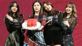 韓國女團Red Velvet來台宣傳，16日透露將與粉絲見面
很緊張。團員Yeri（左起）、Irene、Seulgi、Wendy手
拿音樂公司送上的特製R型蛋糕合影。
圖／中央社