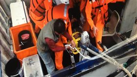 基隆外海作業遭魚勾刺傷　男陷昏迷海巡馳援（圖／中央社）
