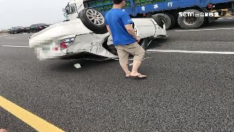 國道轎車高速蛇行　失控自撞護欄翻車