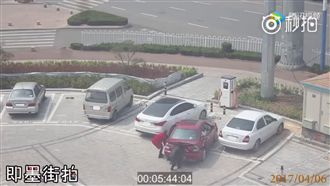 女駕駛停不進車格　竟下車「用抬的」