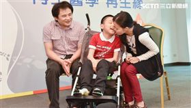 媽媽懷他出車禍致早產、重度腦麻　現在他變這樣…（圖／再生緣）
