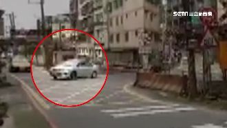 鐵道迷拍火車　竟目擊轎車硬闖平交道