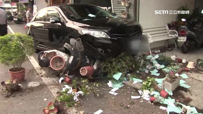 毒駕逆向撞民宅　機車盆栽全撞飛