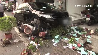 毒駕逆向撞民宅　機車盆栽全撞飛