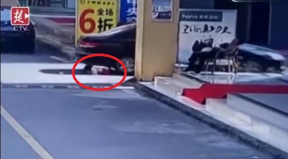 影／被車輾過2次沒事　女童自行爬起