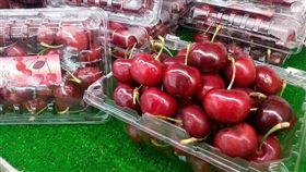 劉男在水果行竊取2盒櫻桃、1顆火龍果及3串香蕉。（圖／翻攝自店家臉書）