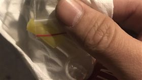 警方在蘇男外套口袋內發現一小袋安非他命。（圖／翻攝畫面）