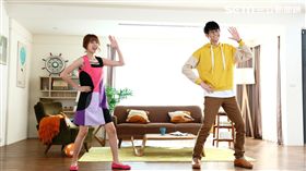 水喝不夠…邵雨薇、李玉璽變乾姊弟（圖／黑松提供）