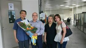 員警莊宏揚（左二）與張舅舅（左一）葉女（右一）合照。翻攝