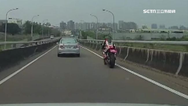 重機哥匝道狂飆　連超兩輛車沒在怕