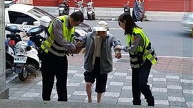 2名員警小心翼翼地扶著張翁進入派出所稍作休息。（圖／翻攝畫面）