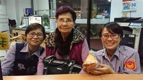 失智嬤拿壽桃捨不得吃　真相令人淚崩 圖／翻攝畫面