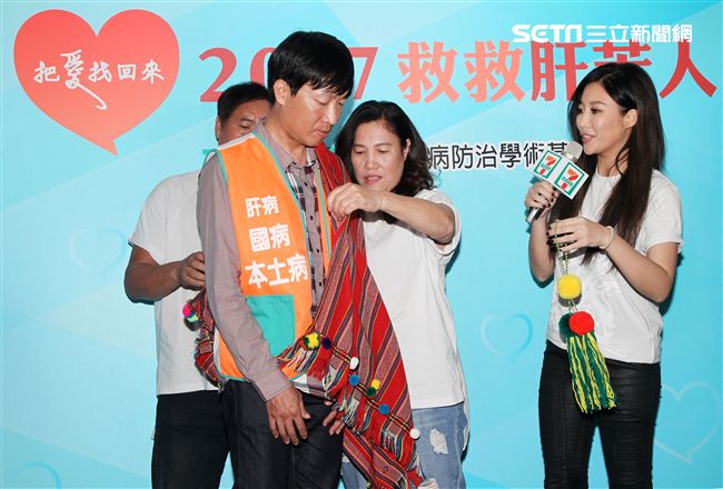 歌姬A-Lin擔任救肝大使，與爸媽一起救救肝苦人公益募款，讓愛永不分離。（記者邱榮吉/攝影）