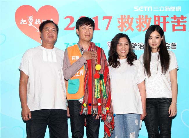 歌姬A-Lin擔任救肝大使，與爸媽一起救救肝苦人公益募款，讓愛永不分離。（記者邱榮吉/攝影）