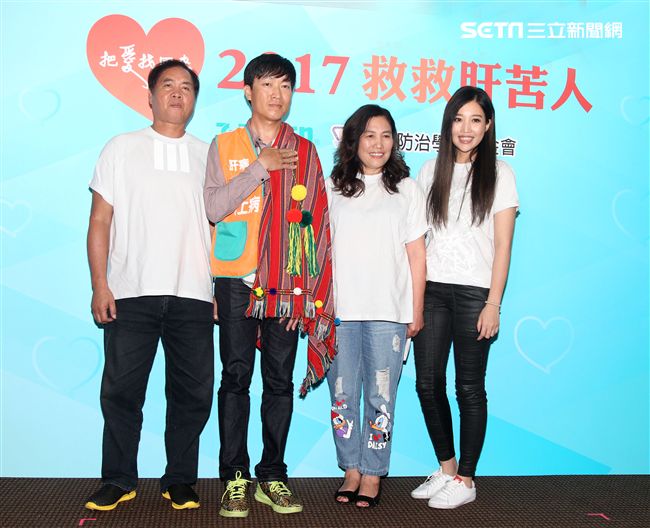 歌姬A-Lin擔任救肝大使，與爸媽一起救救肝苦人公益募款，讓愛永不分離。（記者邱榮吉/攝影）