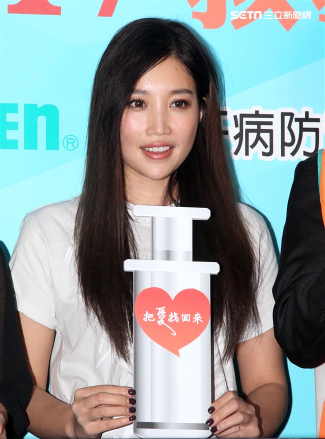 歌姬A-Lin擔任救肝大使，與爸媽一起救救肝苦人公益募款，讓愛永不分離。（記者邱榮吉/攝影）