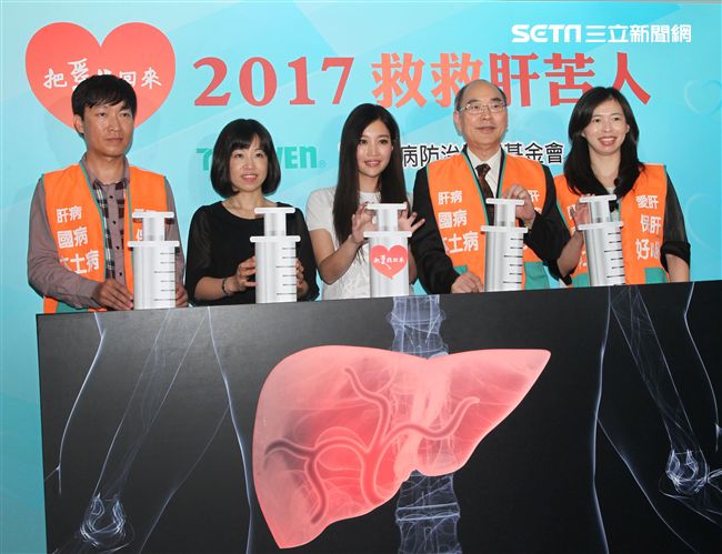 歌姬A-Lin擔任救肝大使，與爸媽一起救救肝苦人公益募款，讓愛永不分離。（記者邱榮吉/攝影）