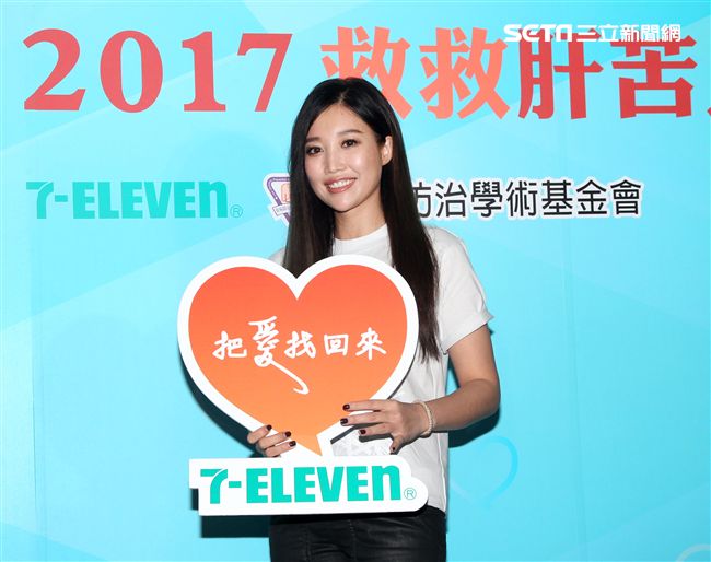 歌姬A-Lin擔任救肝大使，與爸媽一起救救肝苦人公益募款，讓愛永不分離。（記者邱榮吉/攝影）