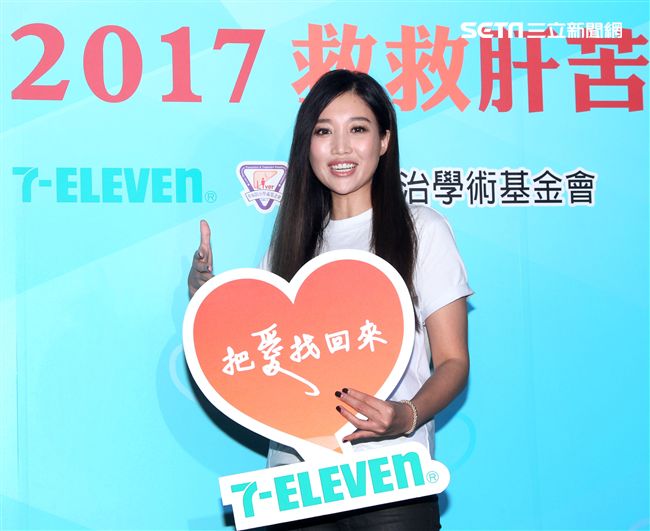 歌姬A-Lin擔任救肝大使，與爸媽一起救救肝苦人公益募款，讓愛永不分離。（記者邱榮吉/攝影）