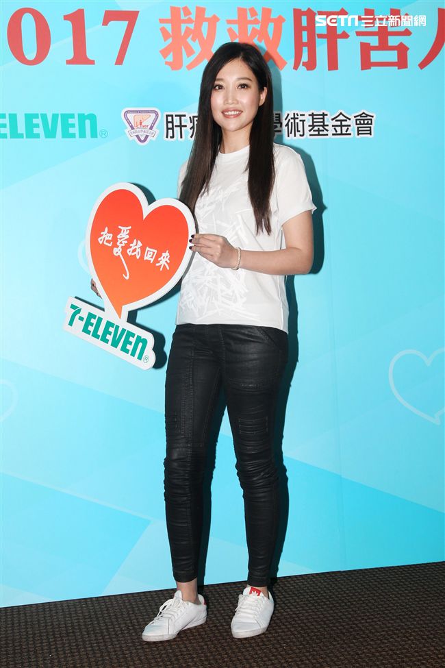 歌姬A-Lin擔任救肝大使，與爸媽一起救救肝苦人公益募款，讓愛永不分離。（記者邱榮吉/攝影）