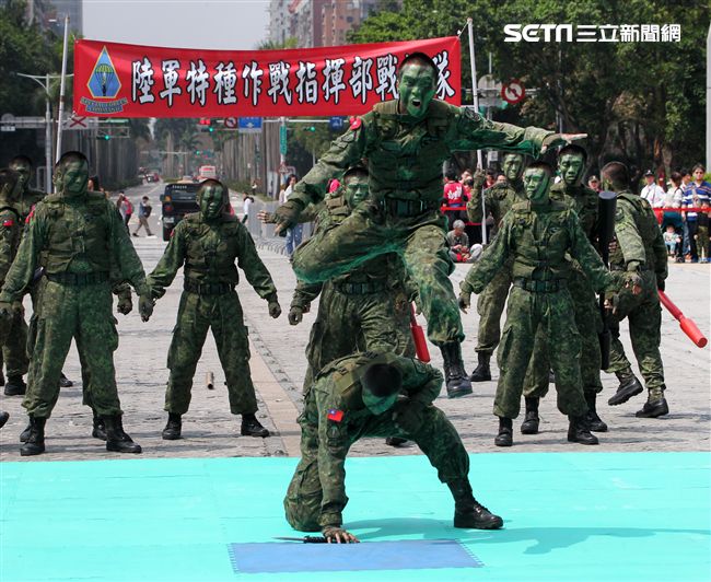 陸軍特戰指揮部戰技隊近身格鬥，展現實戰技巧各個身手矯健，戰技高超在戰場讓敵人心驚膽喪。（記者邱榮吉/攝影）