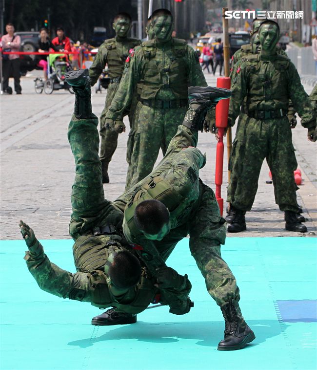 陸軍特戰指揮部戰技隊近身格鬥，展現實戰技巧各個身手矯健，戰技高超在戰場讓敵人心驚膽喪。（記者邱榮吉/攝影）