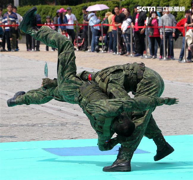 陸軍特戰指揮部戰技隊近身格鬥，展現實戰技巧各個身手矯健，戰技高超在戰場讓敵人心驚膽喪。（記者邱榮吉/攝影）