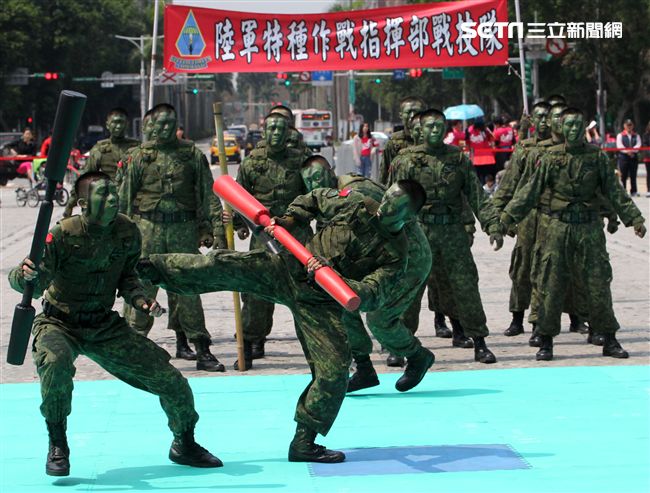 陸軍特戰指揮部戰技隊近身格鬥，展現實戰技巧各個身手矯健，戰技高超在戰場讓敵人心驚膽喪。（記者邱榮吉/攝影）