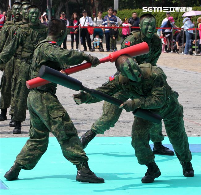 陸軍特戰指揮部戰技隊近身格鬥，展現實戰技巧各個身手矯健，戰技高超在戰場讓敵人心驚膽喪。（記者邱榮吉/攝影）