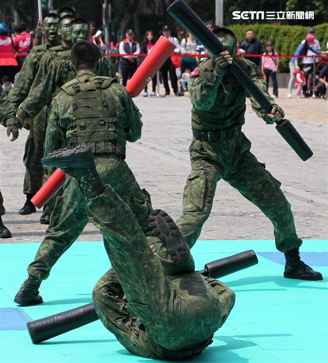 陸軍特戰指揮部戰技隊近身格鬥，展現實戰技巧各個身手矯健，戰技高超在戰場讓敵人心驚膽喪。（記者邱榮吉/攝影）