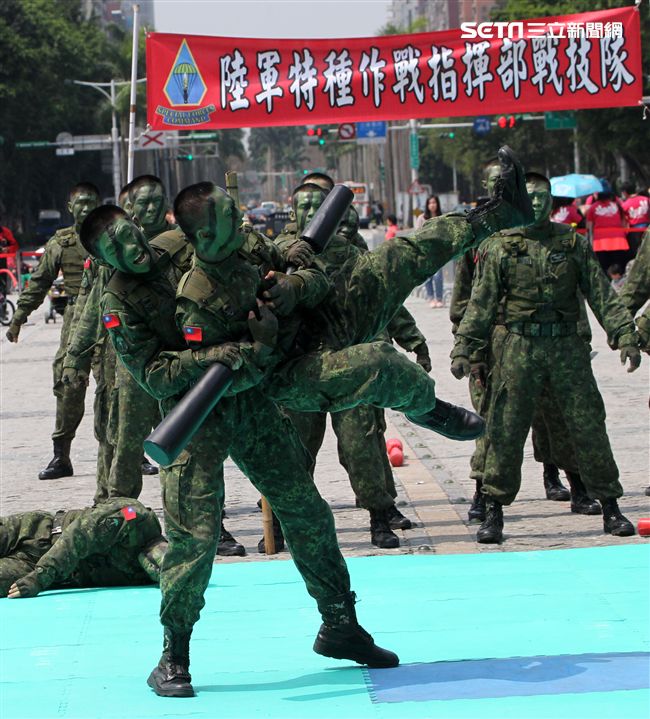 陸軍特戰指揮部戰技隊近身格鬥，展現實戰技巧各個身手矯健，戰技高超在戰場讓敵人心驚膽喪。（記者邱榮吉/攝影）