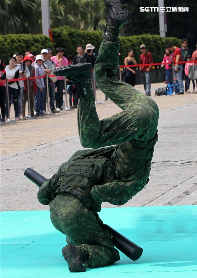 陸軍特戰指揮部戰技隊近身格鬥，展現實戰技巧各個身手矯健，戰技高超在戰場讓敵人心驚膽喪。（記者邱榮吉/攝影）